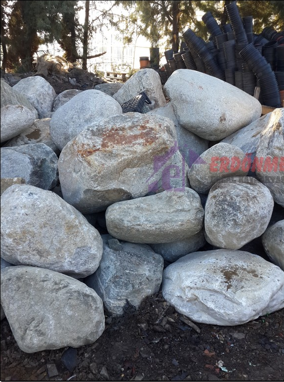 Büyük bahçe taşları olarak kaya taşı en büyük ebatlı ürünlerimizdendir.