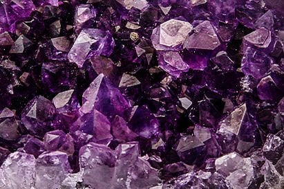 Ametist taşı özelliği yarı kristal doğal taştır.