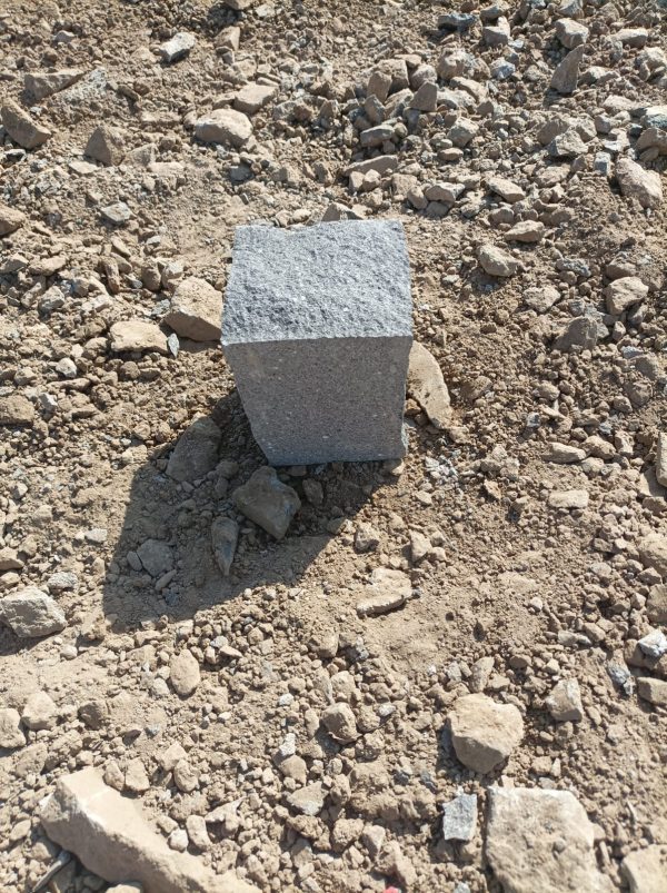 Urfa bazalt küp taşı ile döşenmiş bir zeminin fotoğrafı