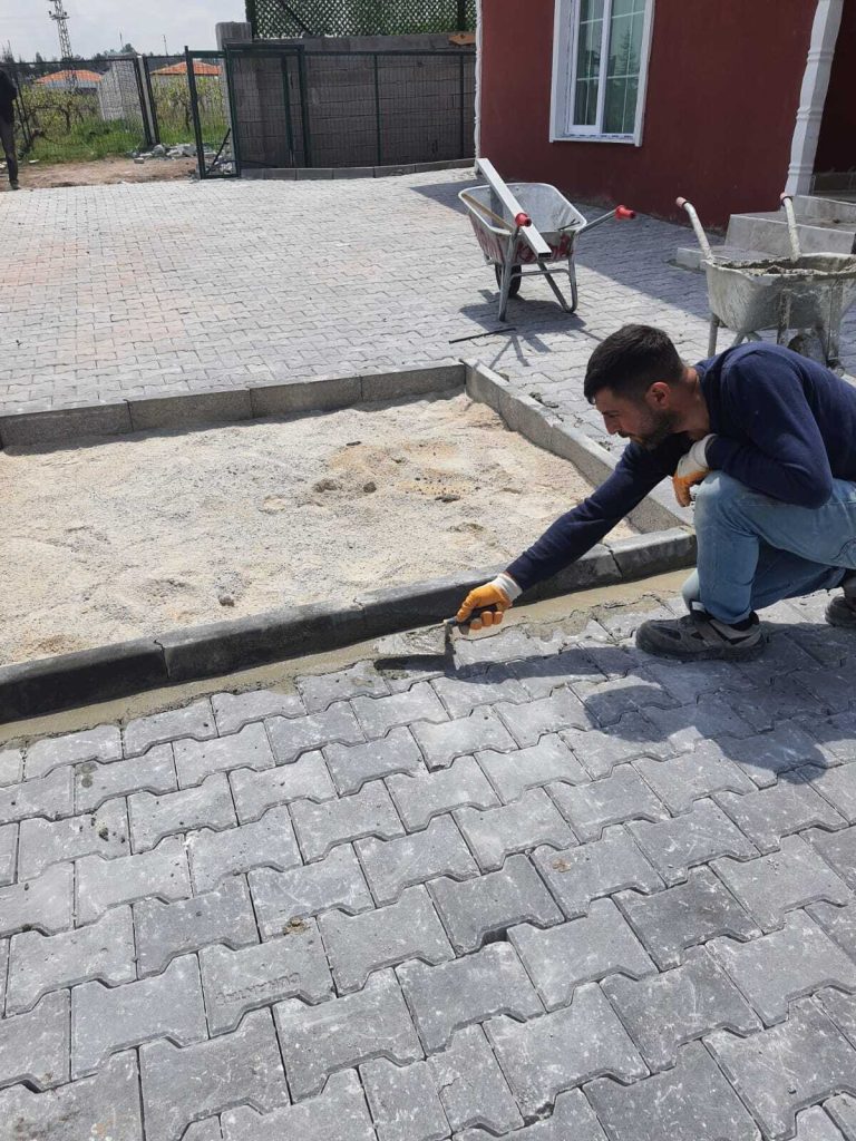 Kilit taşı döşeyen usta ve Ankara kilitli parke taşı uygulama alanı