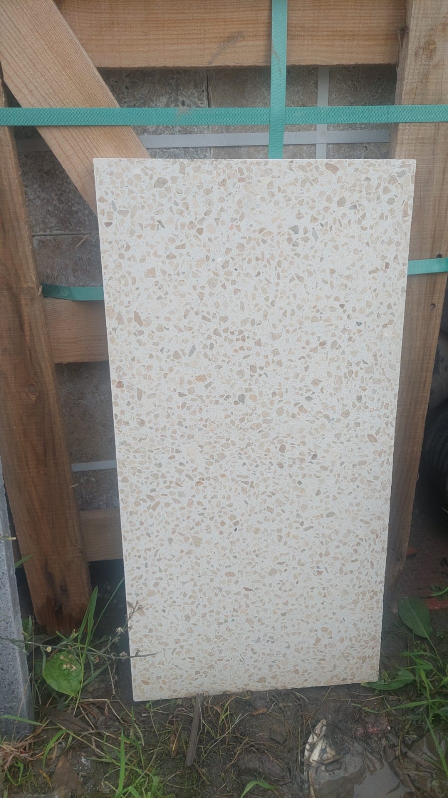 Açık bej renkli zemini ve kahverengi-bej agregalı mozaik desenli 30x60 cm ebatlarında Terrazo kaplama karosu.