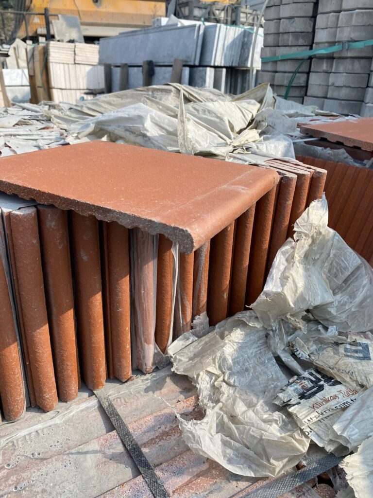 25×30 cm Kırmızı Cotto Burunlu Basamak Karosu