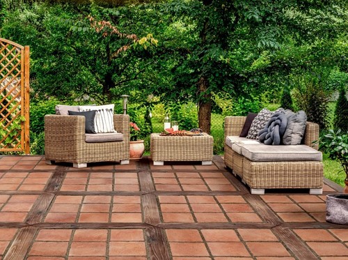 Rustik iç mekan zemininde döşenmiş kare terracotta yer karoları.