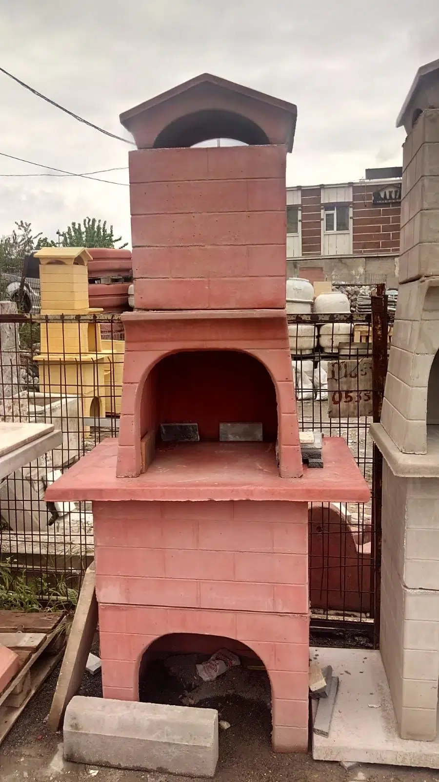 Bahçe dekorasyonu için farklı tasarımlarda hazır beton barbekü, taş kaplama fırın ve modern mangal modelleri.