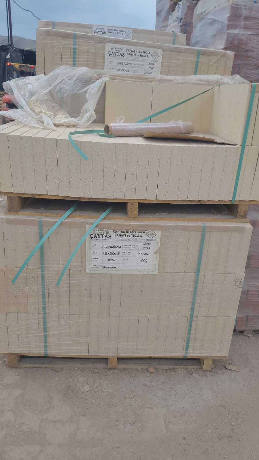 Palet üzerinde istiflenmiş, üzerinde 25x50x5 cm ölçü etiketi bulunan Çaytaş marka ateş tuğlaları.