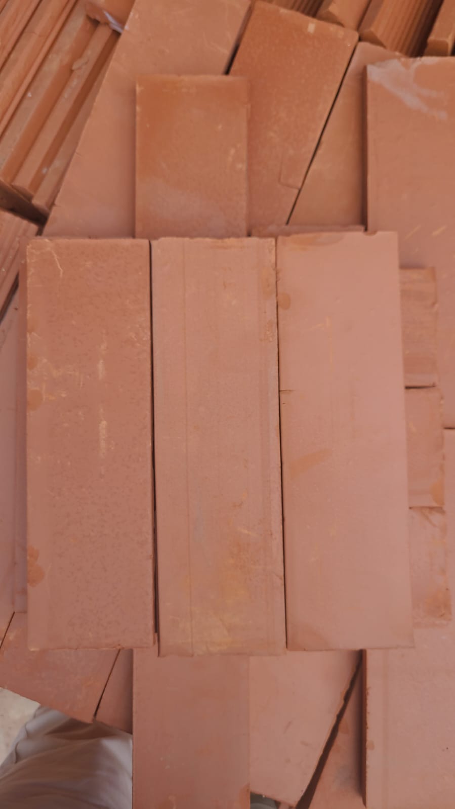 Pürüzsüz yüzeyli kırmızı renkli dikdörtgen bisküvi duvar kaplama tuğlaları.