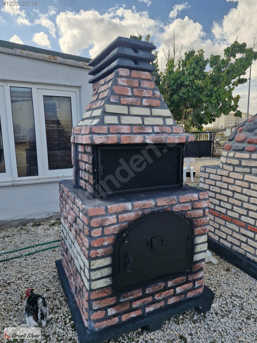 Bahçede kullanılan, siyah döküm kapaklı ve ateş tuğlası örgülü geleneksel ekmek fırını.