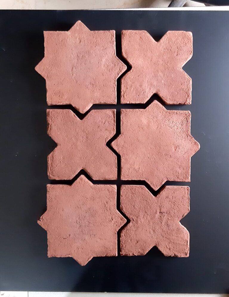 Yıldız ve Haç Desenli 20×20 cm El Yapımı Doğal Terra Cotta Zemin Kaplama