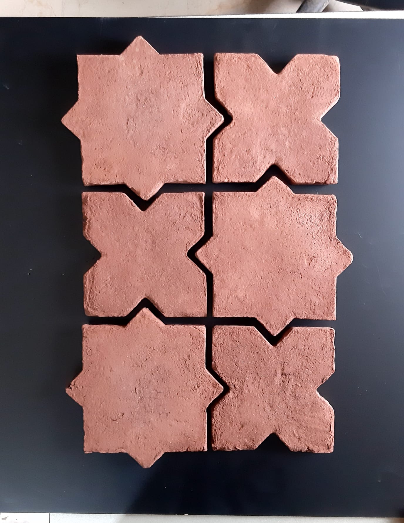 Yıldız ve haç desenli birbirine geçen kırmızı toprak rengi 20x20 terra cotta zemin karoları