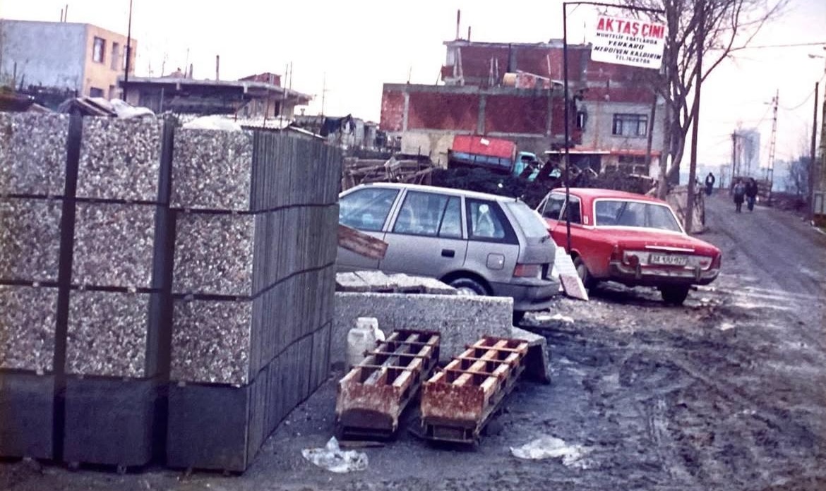 Aktaş Çini’nin 1987 yılında Sarıyer’deki kuruluş döneminden bir görünüm